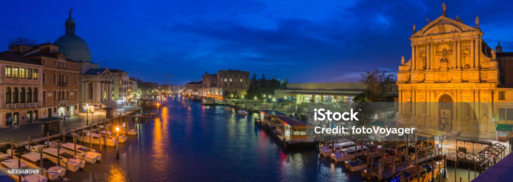 Venecia gran Canal panorama iluminado al atardecer Ferrovia estación de Italia - Foto de stock de Hotel libre de derechos