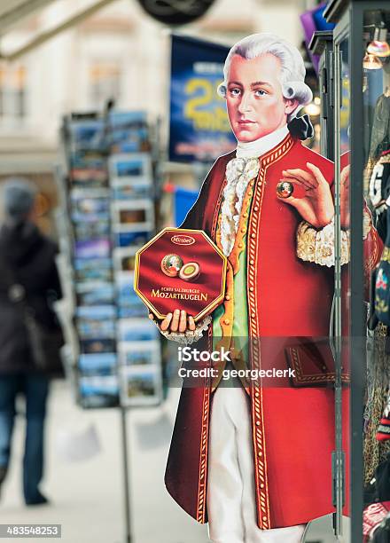 Lifesize Mozart In 세레쿤다 광고 Mozartkugeln 과자 볼프강 아마데우스 모차르트에 대한 스톡 사진 및 기타 이미지 - 볼프강 아마데우스 모차르트, 마케팅, 음식