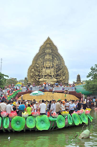 multidão de chamadas igrejas budistas são oferecer incenso de buda - human hand lotus thousand buddhism imagens e fotografias de stock