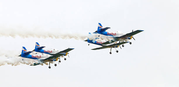 flying bulls auf die flugshow the day on air"" - zlin stock-fotos und bilder