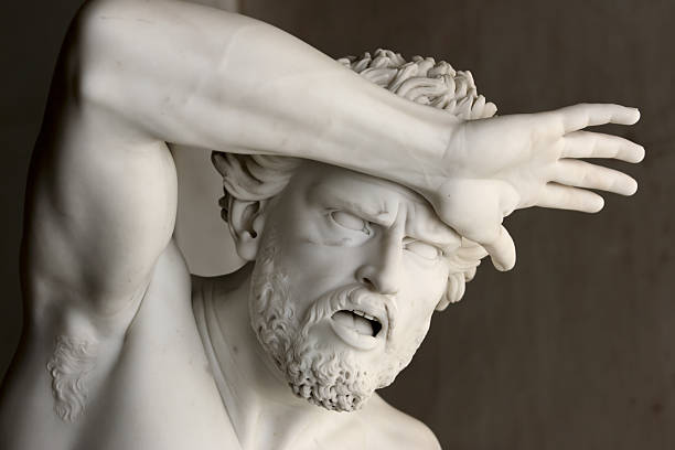 страх (statue потрясенная человек, защищая его голову с руки - ancient wonder стоковые фото и изображения
