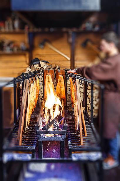 kochen fischfilets - weihnachtsmarkt basel stock-fotos und bilder