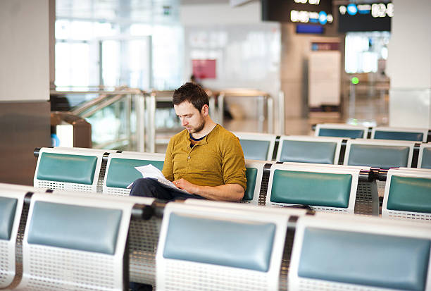 jovem no aeroporto está indo para férias - timeboard - fotografias e filmes do acervo