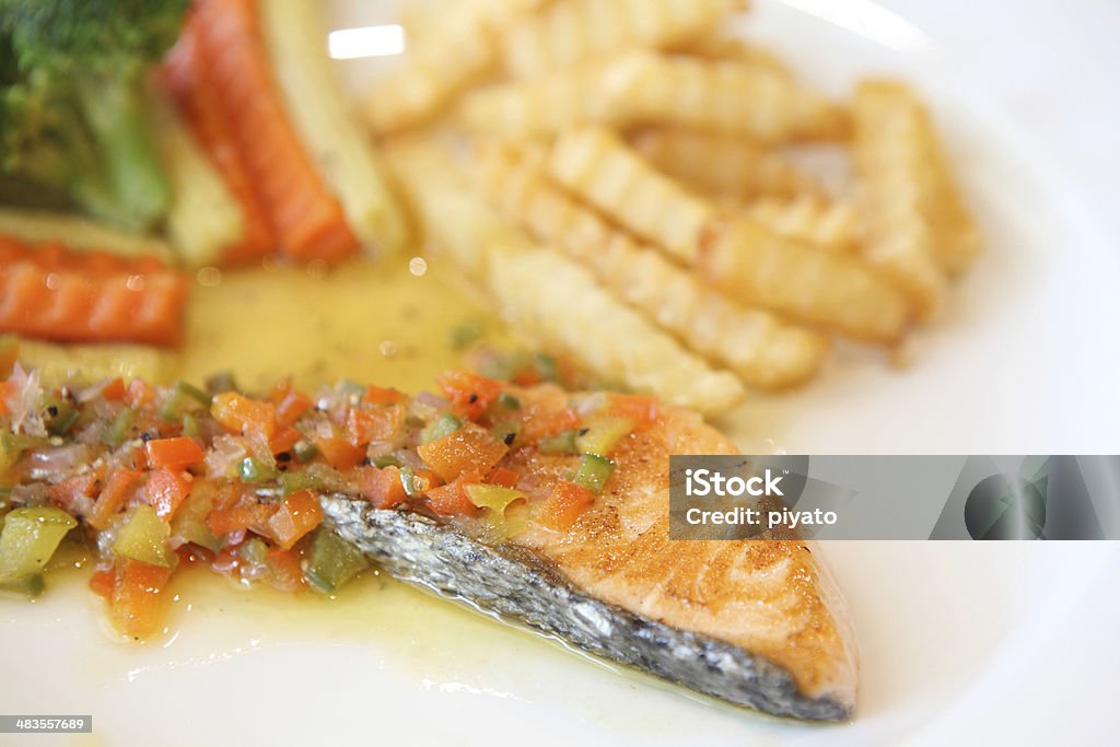 Filete de salmón con salsa de limón - Foto de stock de Al horno libre de derechos
