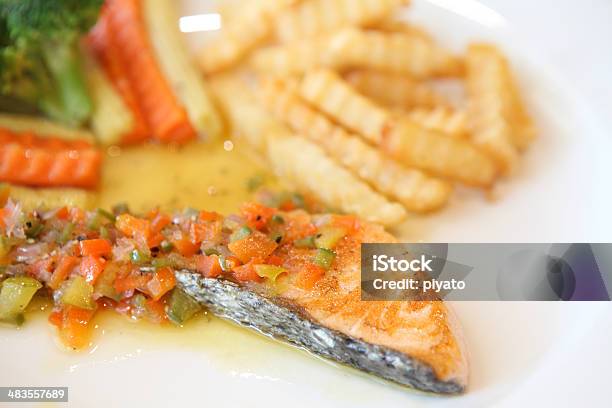 Filete De Salmón Con Salsa De Limón Foto de stock y más banco de imágenes de Al horno - Al horno, Alimento, Alimentos cocinados