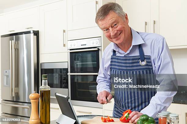 Foto de Homem Sênior Seguintes Receita Em Tablet Digital e mais fotos de stock de 60 Anos - 60 Anos, Adulto, Alimentação Saudável