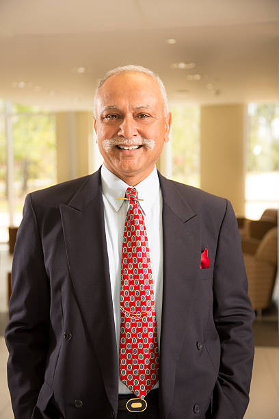 professionelle mann in anzug und krawatte indischer herkunft senior. - board room senior adult clothing smiling stock-fotos und bilder