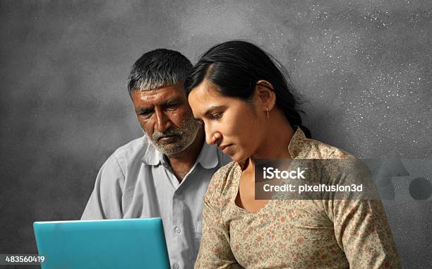 Сельских Индийский Человек Работает На Ноутбуке С Дочерью — стоковые фотографии и другие картинки 50-59 лет