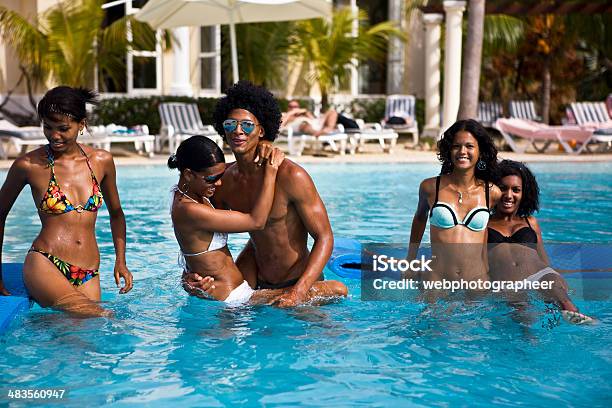 Amigos Jugando En La Piscina Foto de stock y más banco de imágenes de Africano-americano - Africano-americano, Parejas, Piscina