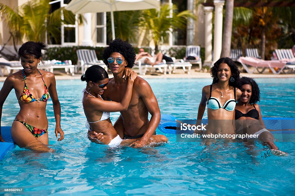 Amis jouant dans la piscine - Photo de Afro-américain libre de droits