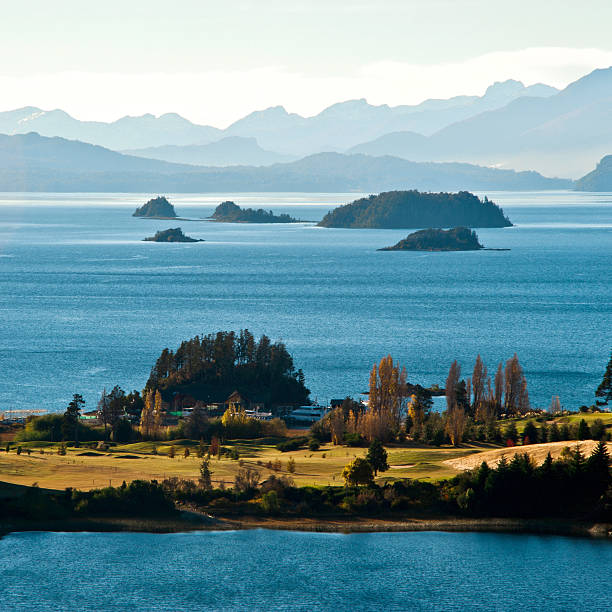 jezioro nahuel huapi, patagonia, argentyna, w pobliżu bariloche - tree patagonia autumn green zdjęcia i obrazy z banku zdjęć