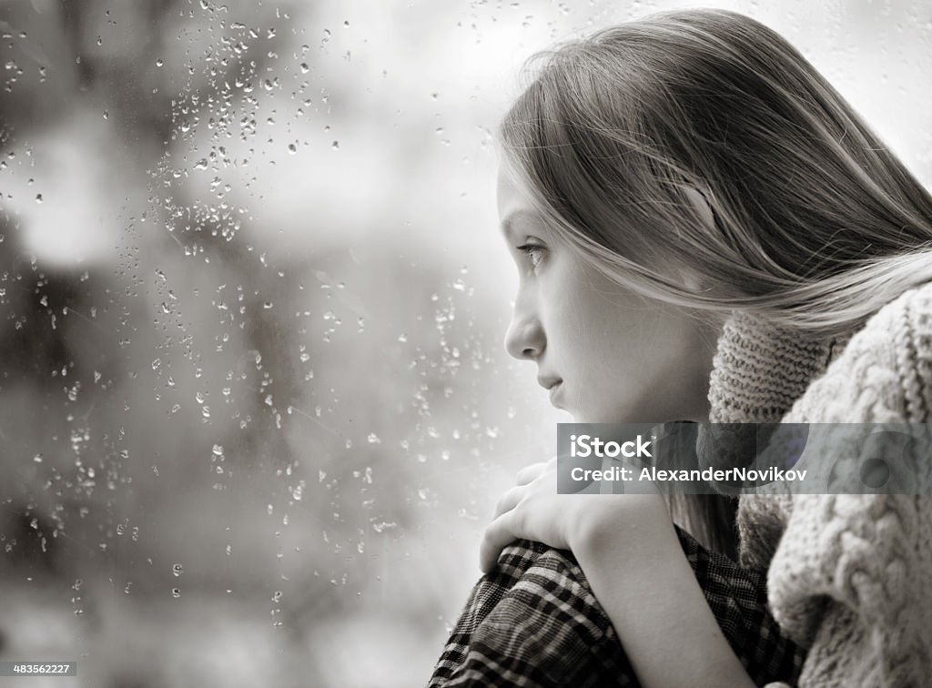 Regnerischen Tag: Traurige Mädchen auf dem Fenster - Lizenzfrei Regen Stock-Foto