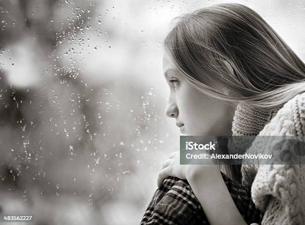 Regnerischen Tag Traurige Mädchen Auf Dem Fenster Stockfoto und mehr Bilder von Regen - Regen, Teenager-Alter, Traurigkeit