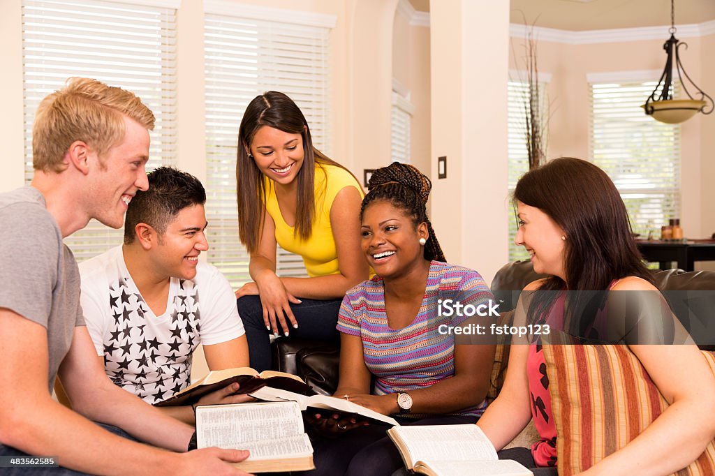 Duchowość: Grupa młodych osób dorosłych. Biblia badania w domu. - Zbiór zdjęć royalty-free (Afroamerykanin)