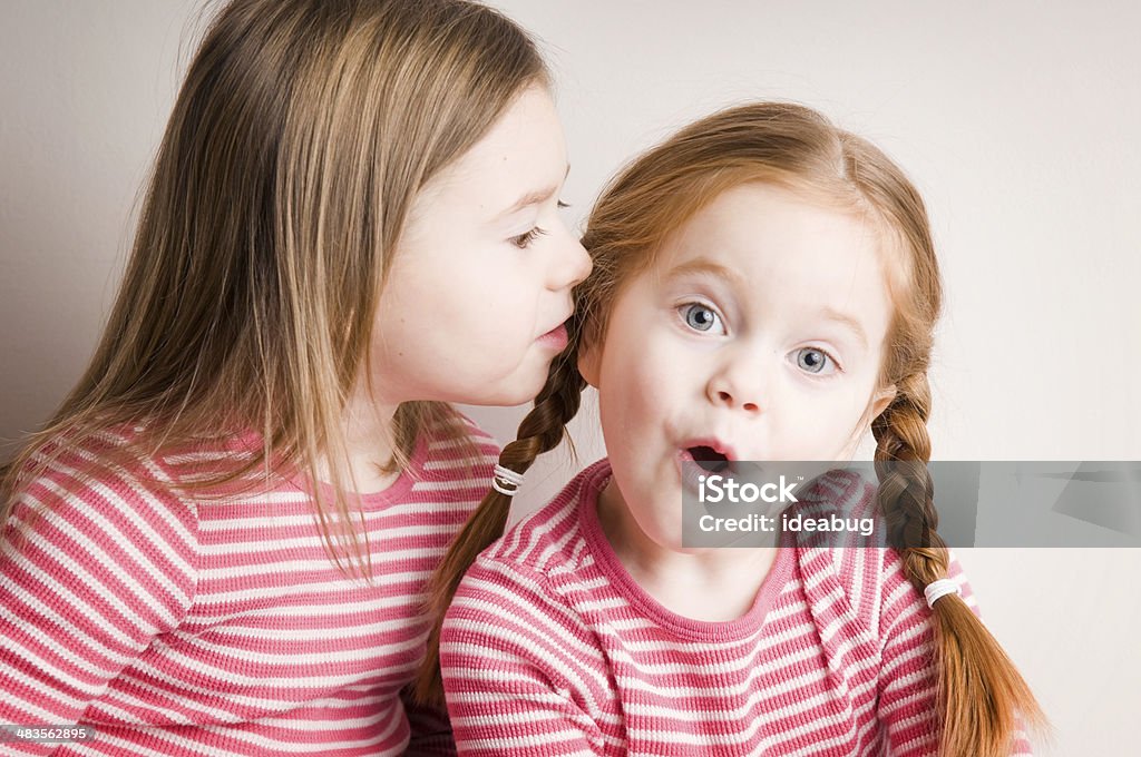 Zwei Mädchen Flüstern Geheimnisse überraschenden - Lizenzfrei 2-3 Jahre Stock-Foto