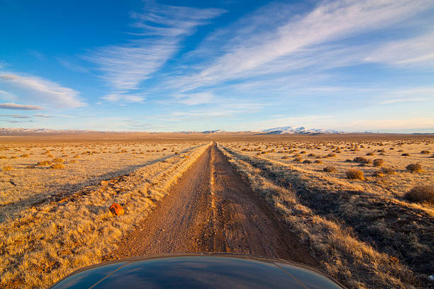 estrada no deserto de nevada - receeding - fotografias e filmes do acervo