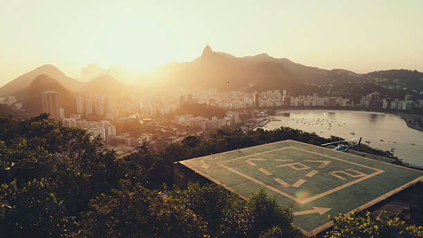 coucher de soleil de rio de janeiro et héliport - sugarloaf mountain flash photos et images de collection