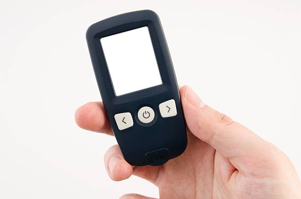 ハンド保持 glucometer 、空白で分離白 bac 表示 - glucose blood care white ストックフォトと画像