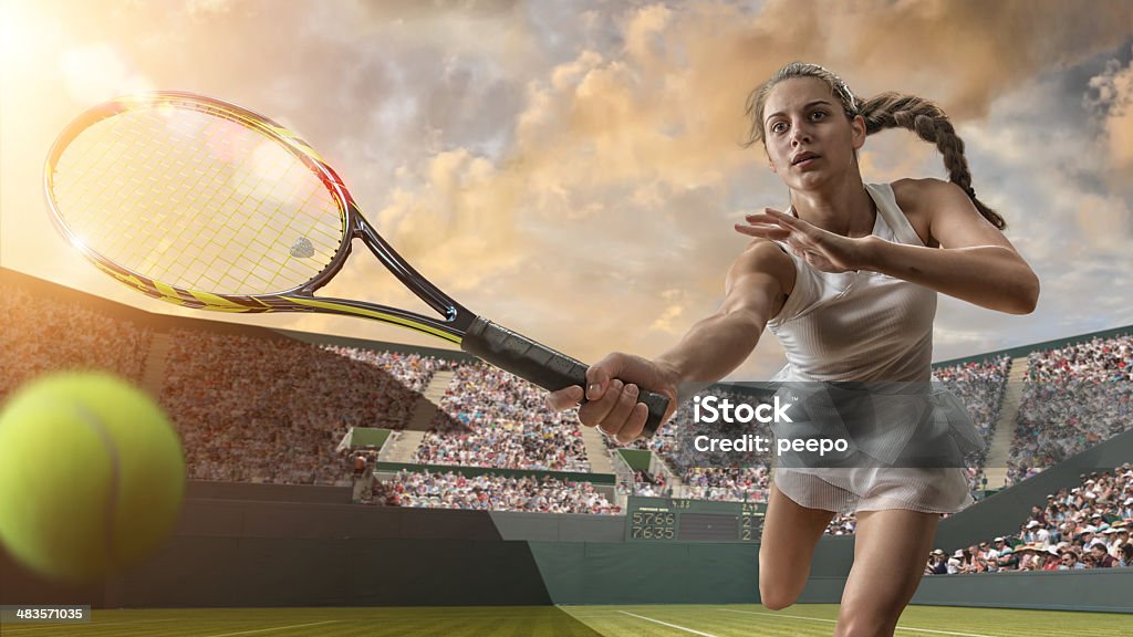 Mujer jugador de tenis sobre la huelga bola - Foto de stock de Tenis libre de derechos