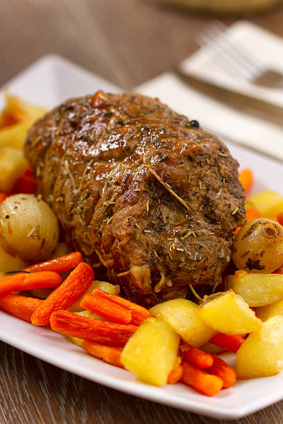 carne assada com batatas e cenouras - roast beef roasted spit roasted roasted prime rib - fotografias e filmes do acervo