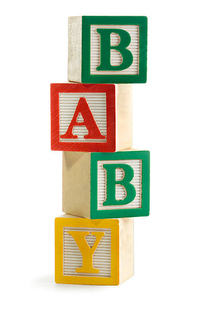 «baby» décrit en alphabet empilement de blocs en plastique, pour apprendre à jouer - bébé cubes photos et images de collection