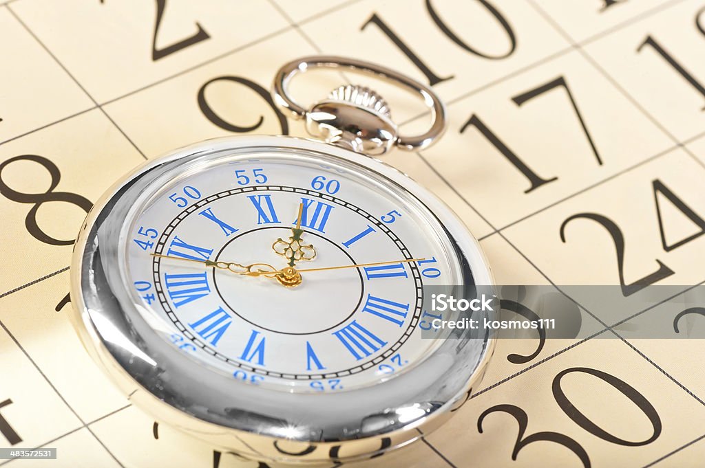 Красивые Часы с голубой циферблат и золотые руки - Стоковые фото 12 часов роялти-фри
