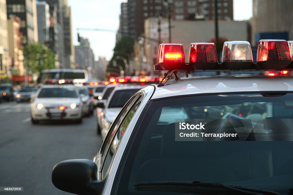 Luzes piscando em cima de polícia carros - Foto de stock de Força Policial royalty-free