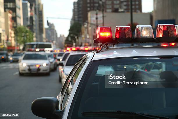 Foto de Luzes Piscando Em Cima De Polícia Carros e mais fotos de stock de Força Policial - Força Policial, Cidade, New York City