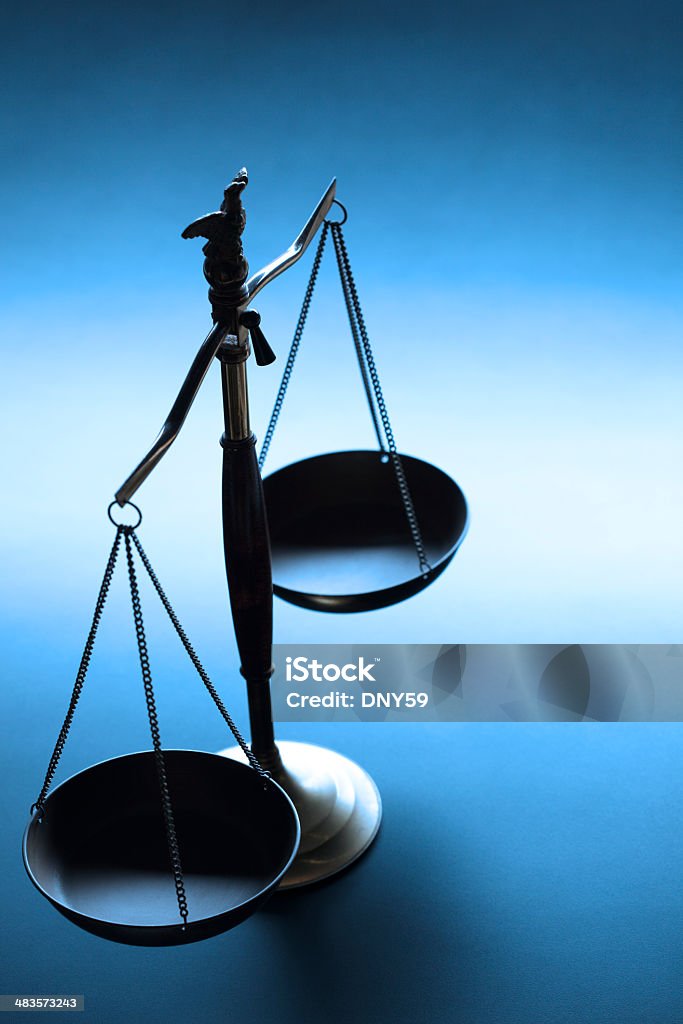 Lone Justiça Escala sobre fundo azul simples - Royalty-free Balança da Justiça Foto de stock