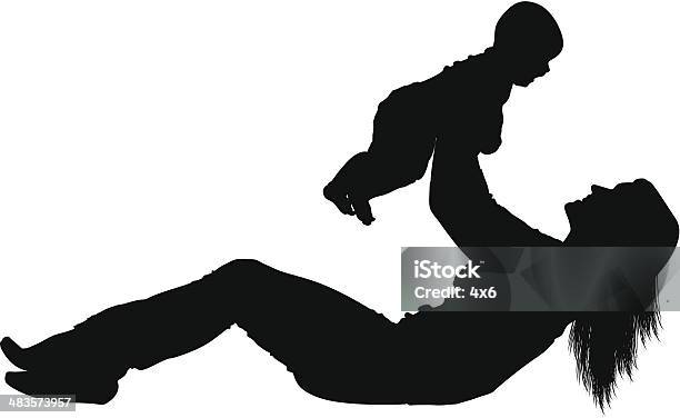 Силуэт Женщина Играет С Ее Ребенка — стоковая векторная графика и другие изображения на тему Мать - Мать, Младенец, Силуэт