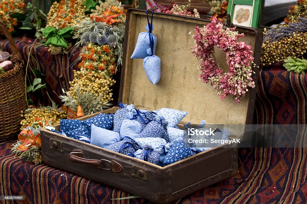 Flores selvagens seco e decoração artesanal em old fashioned mala - Foto de stock de Trabalho Manual royalty-free