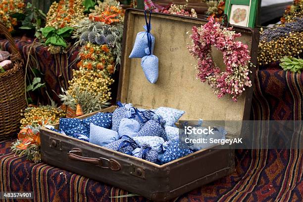 Foto de Flores Selvagens Seco E Decoração Artesanal Em Old Fashioned Mala e mais fotos de stock de Trabalho Manual