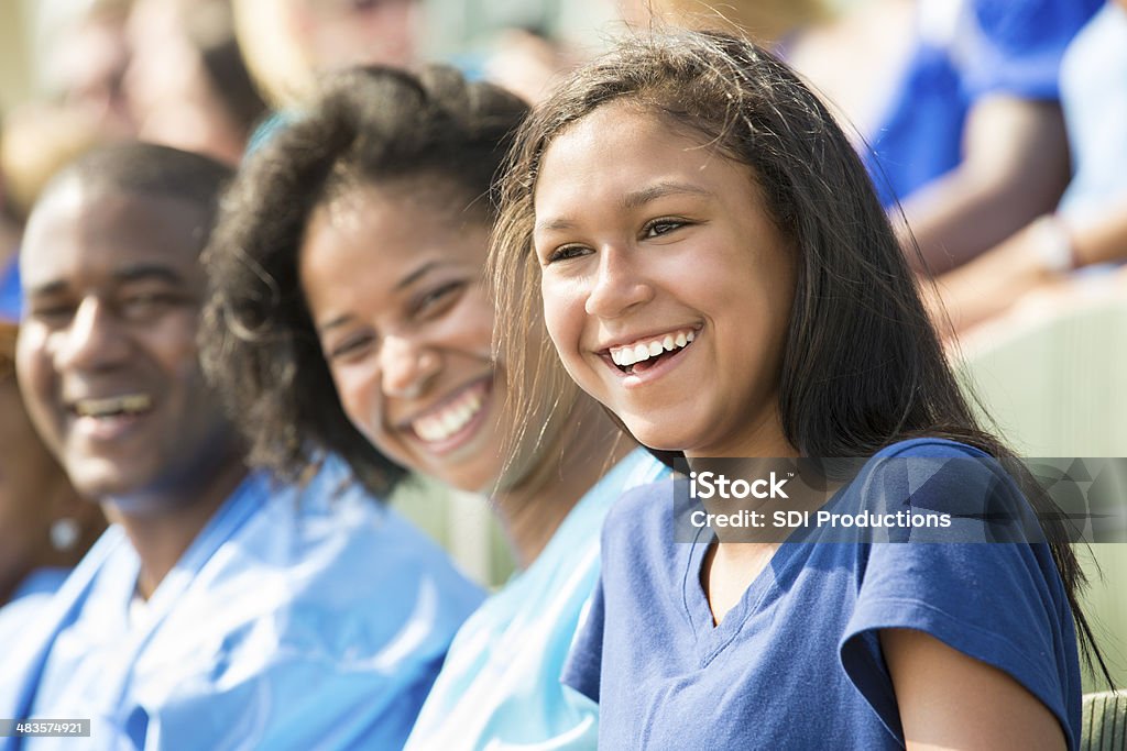 Gruppo eterogeneo di tifosi tifo squadra sportiva in stadium - Foto stock royalty-free di Stadio