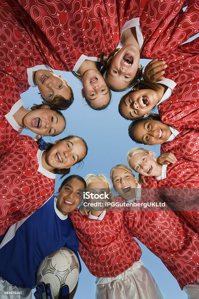 Lächelnd Mädchen-Fußball-Team zusammen, - Lizenzfrei Fußballmannschaft Stock-Foto