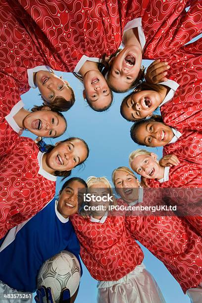 Lächelnd Mädchenfußballteam Zusammen Stockfoto und mehr Bilder von Fußballmannschaft - Fußballmannschaft, Teenager-Alter, Weiblicher Teenager