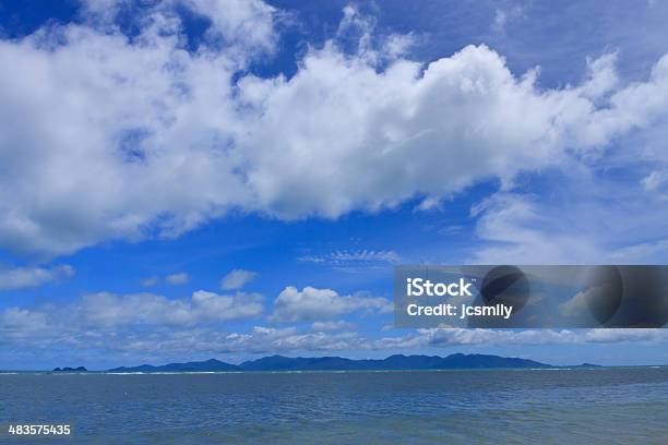 Blu Cielo E Bianco Nuvola Sopra Paesaggio Di Mare - Fotografie stock e altre immagini di Ambientazione esterna - Ambientazione esterna, Bianco, Blu