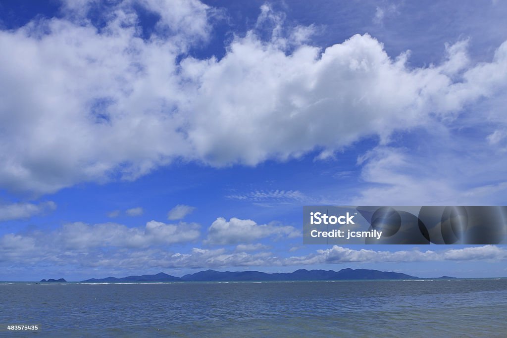 Błękitne niebo i białe chmury nad morze Pejzaż - Zbiór zdjęć royalty-free (Bez ludzi)