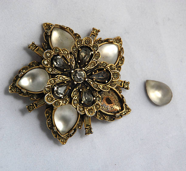 cassé vintage broche de moonstone - antique brooch jewelry cameo photos et images de collection