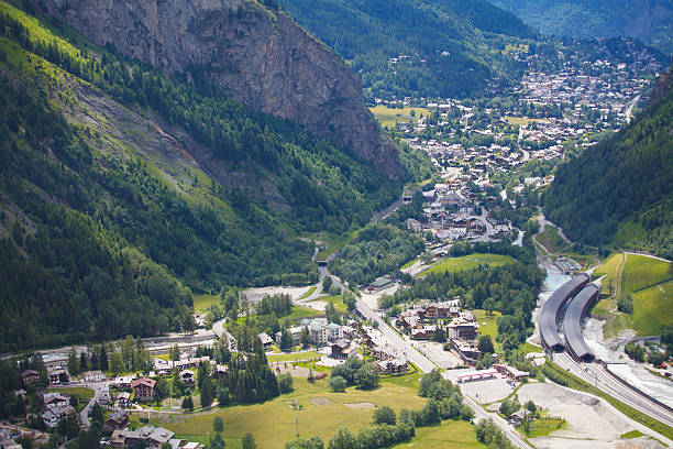 courmayeur und entreves village - mont blanc ski slope european alps mountain range stock-fotos und bilder