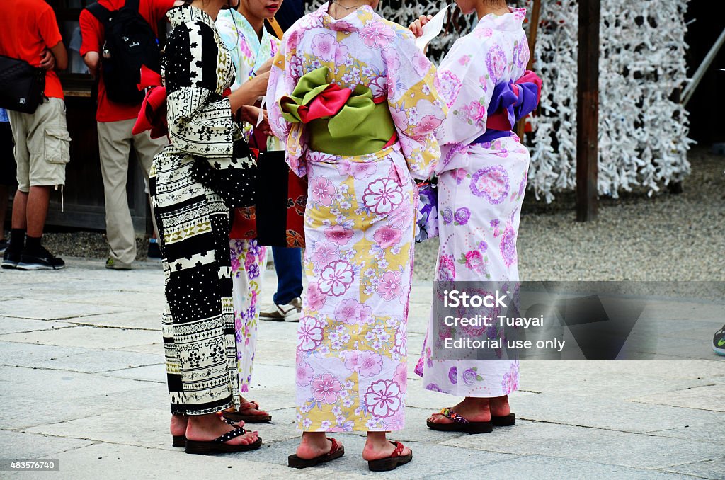 Pueblo Japonés Utilice Ropa Tradicional Japonesa Foto de stock y más banco  de imágenes de Yukata - Yukata, 2015, Adulto - iStock