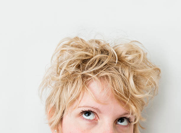 blondes mädchen nachschlagen/links (gemischte haaren - frizzy hairstyle human hair women stock-fotos und bilder