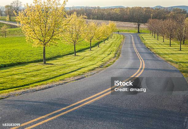 Wiosna Jazdy Wzdłuż Pasa Kraju - zdjęcia stockowe i więcej obrazów Droga - Droga, Stan Pensylwania, Wiosna