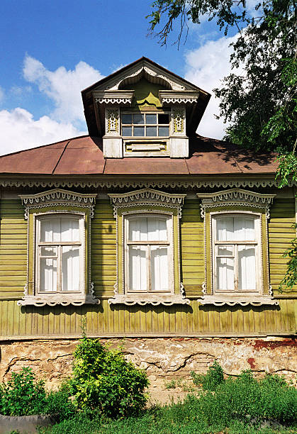 casa de madera rusa de principios del siglo xix. - gable fotografías e imágenes de stock