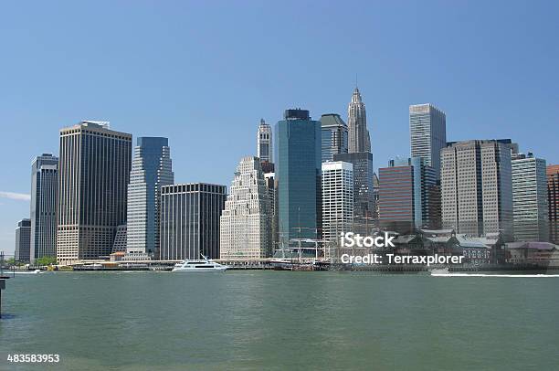 Bajo Manhattan Skyline Foto de stock y más banco de imágenes de Aire libre - Aire libre, Arquitectura, Azul