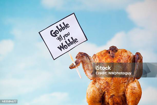 Thanksgiving Turkey Sujeción Firme Foto de stock y más banco de imágenes de Humor - Humor, Día de Acción de Gracias, Pavo - Ave de corral