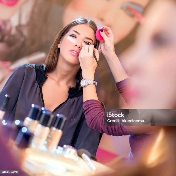 Maquillaje Artista En El Trabajo Foto de stock y más banco de imágenes de 20 a 29 años - 20 a 29 años, A la moda, Adulto