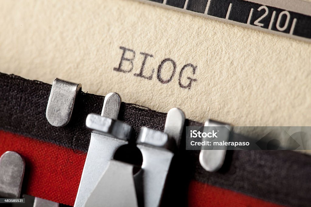 "blogu" wpisane, korzystając ze starej maszyny do pisania - Zbiór zdjęć royalty-free (Antyczny)