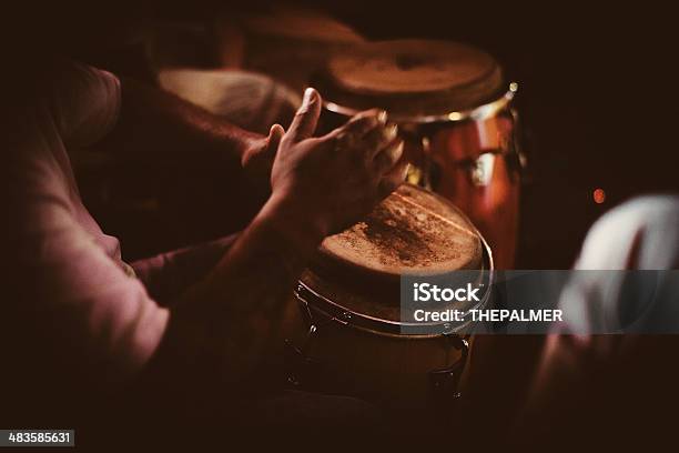 Jogar Congas - Fotografias de stock e mais imagens de Bateria - Instrumento de Percussão - Bateria - Instrumento de Percussão, Conga, Cubano