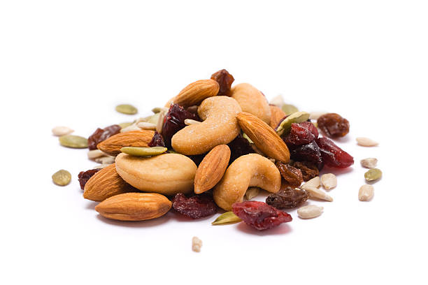 trail mix su bianco - nut snack fruit healthy eating foto e immagini stock