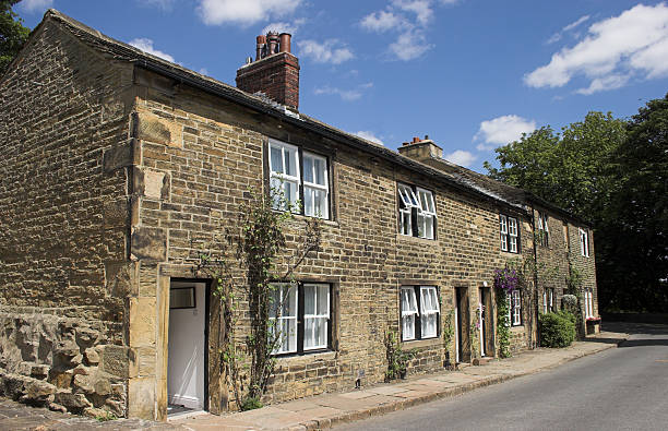 istock Typical English village cottages 483587187